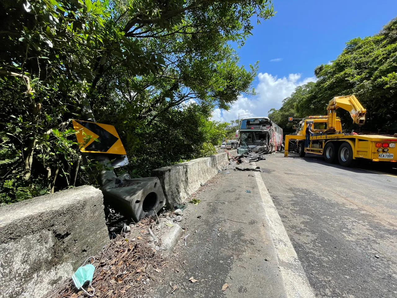 砂石车失控撞上对向路标,接著再与迎面驶来的客运发生碰撞。叶先鹏摄