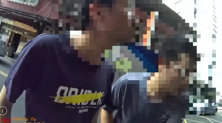 年輕人(右一)到案反咬清潔隊員口氣太差，才會回嗆。翻攝畫面