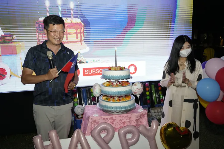 黃佳鈴去年12強冠軍賽時出資舉辦市民直播派對，做為張嘉哲的生日禮物，還為他切蛋糕慶生。翻攝張嘉哲臉書