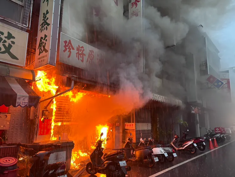 台中市太平區珍將牛肉麵店大火，造成一家五口祖孫三代共2死3傷。民眾提供