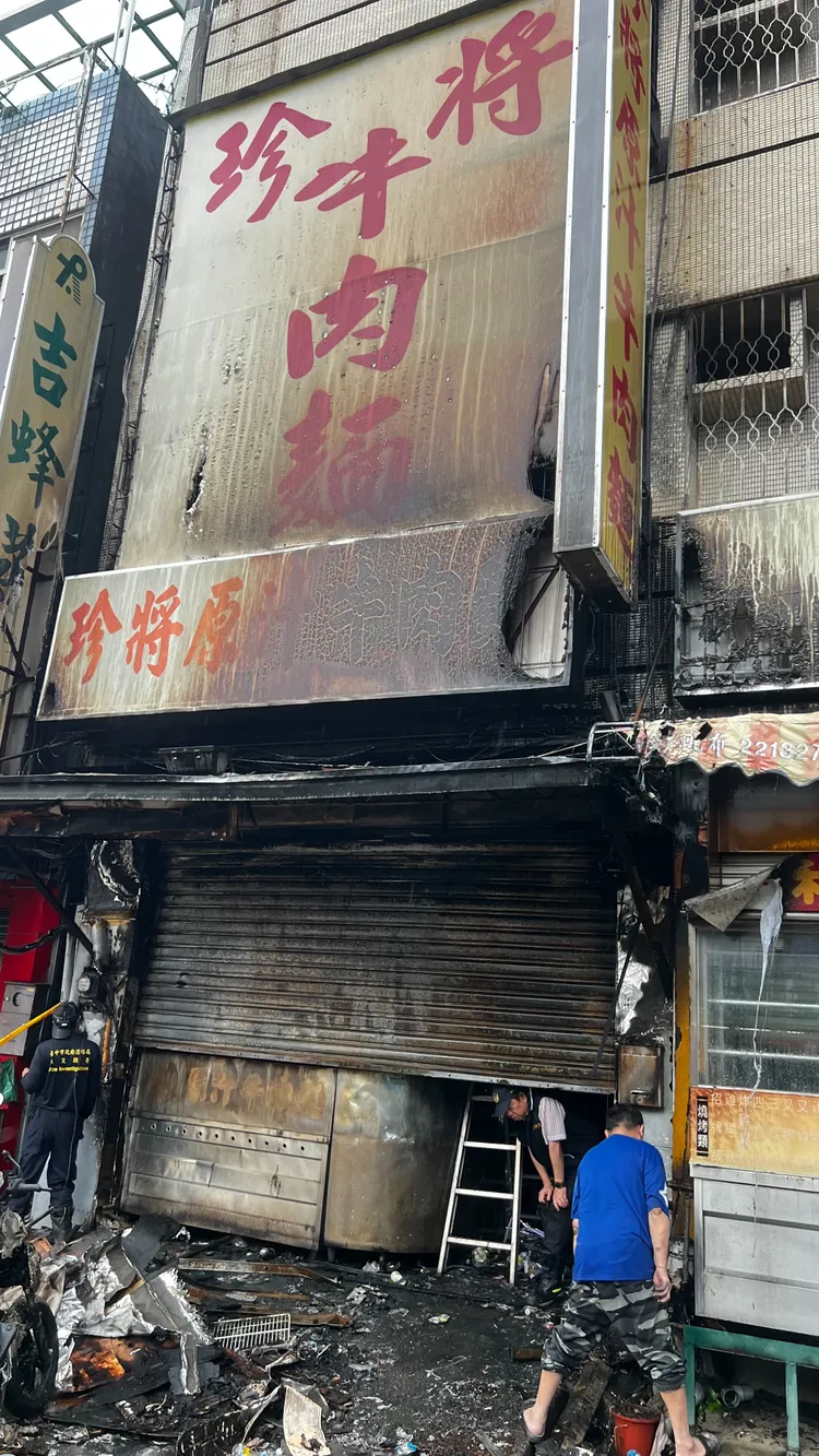 消防人員初步勘驗研判是1樓工作料理台電器走火。鮮明攝