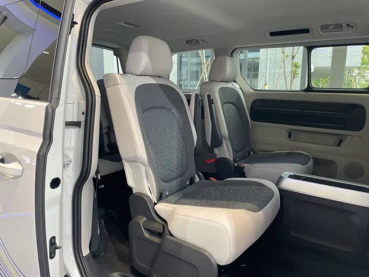 車內採用六張獨立座椅設計，全車乘客皆享有專屬座位與可調式側扶手，第三排座椅亦支援獨立拆卸，創造最高 2,469 公升載物空間。林浩昇攝