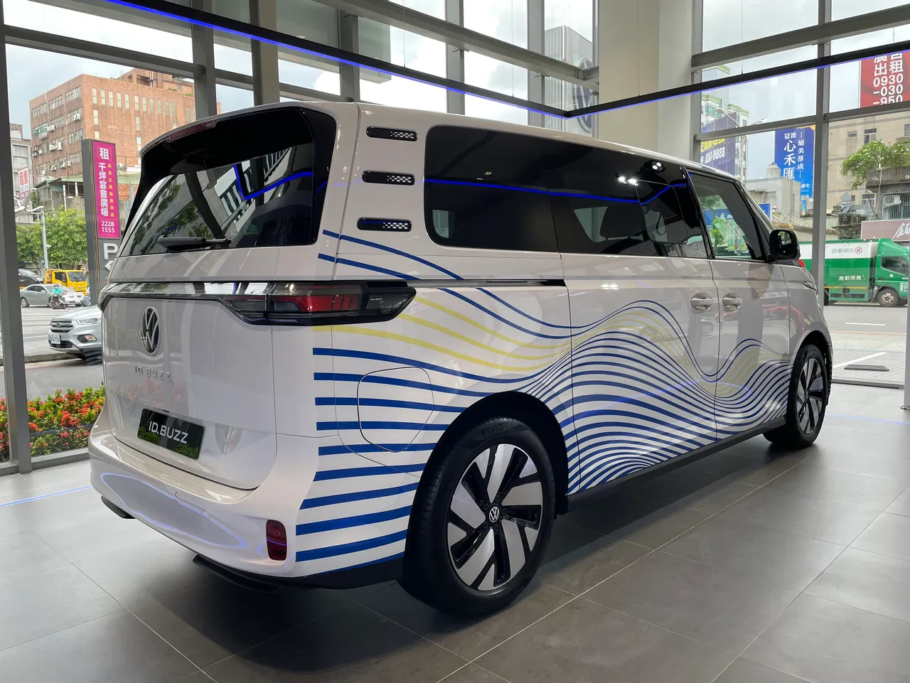 六人座ID. BUZZ同樣搭載MEB模組化電動車平台,配置91kWh鋰電池組與後驅電動馬達,具備286匹馬力與57.1公斤米峰值扭力。林浩昇攝