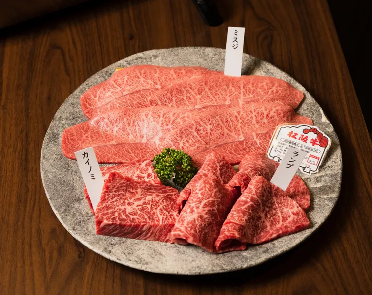 盛合內容根據每日精選不同，腰脊肉(左)、板腱(上)、臀芯(右)。業者提供