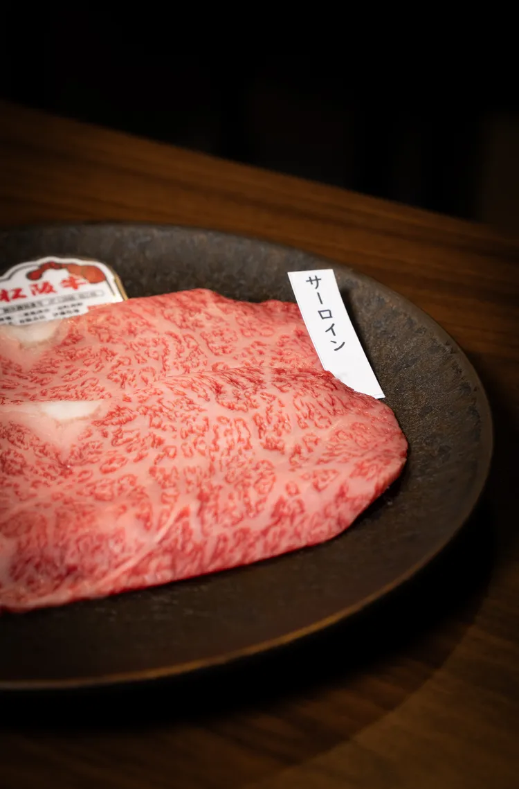 紐約客部位油脂較為豐厚，以薄片醬燒呈現醬汁與肉感、風味的美味交織。業者提供