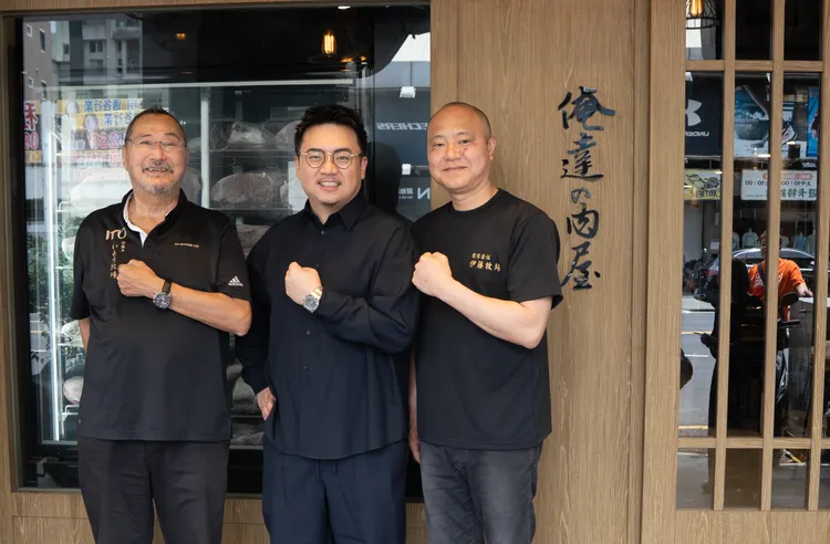 伊藤牧場海外經理高阪邦郎（左）、俺達的肉屋創辦人鍾佳憲Sam（中）、伊藤牧場社長&松阪牛協議會輸出部部長伊藤浩基（右）。業者提供