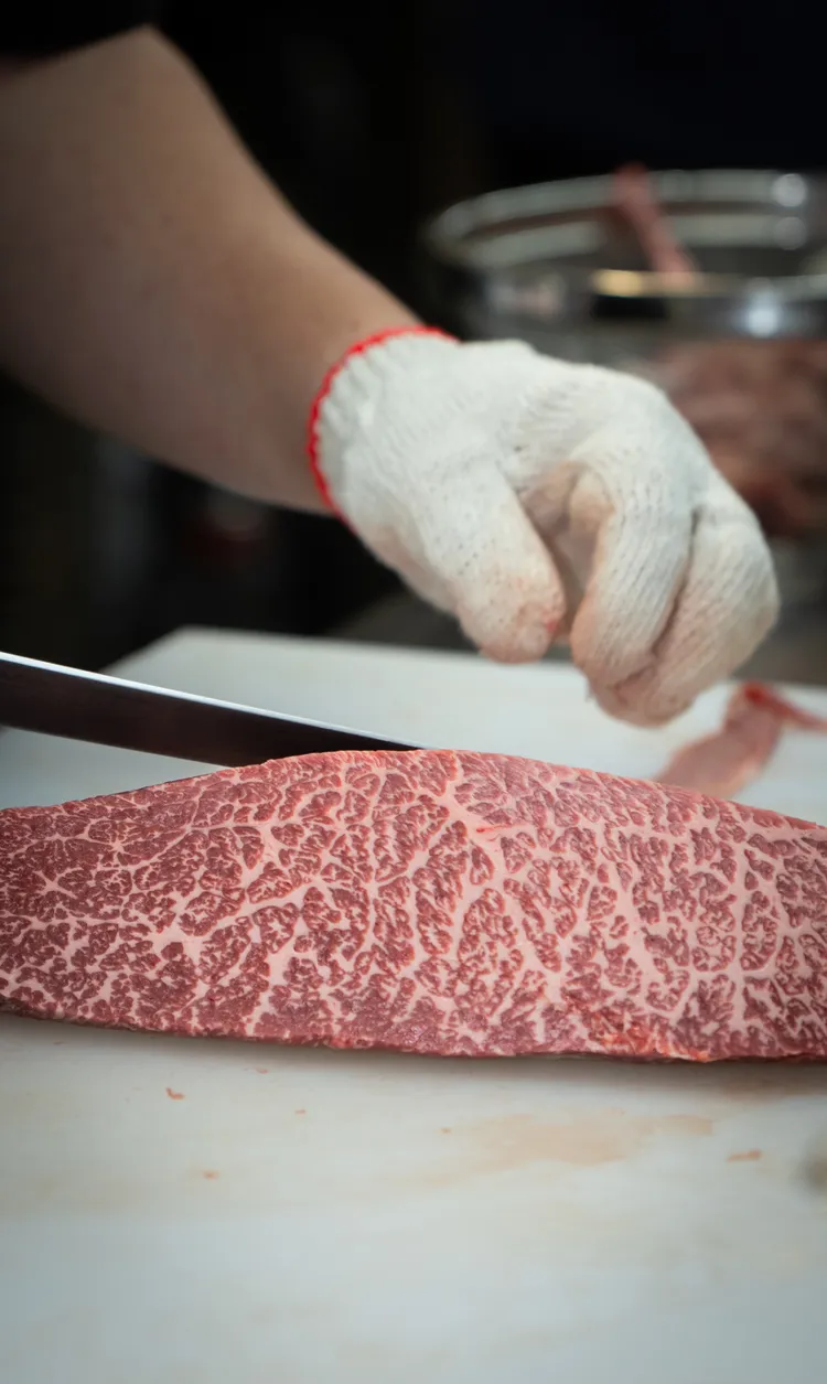 伊藤牧場的松阪牛熔點低，因此在分切時需要快速、精準。業者提供