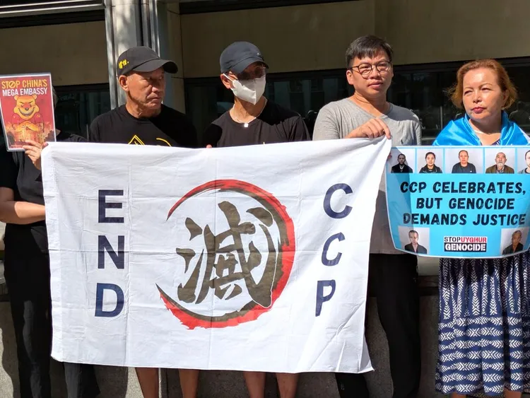 來自香港、新疆等地人士1日前往英國住房、社區暨地方政府事務部以及內政部大樓外，抗議北京可望如願在倫敦興建歐洲規模最大中國使館。 中央社