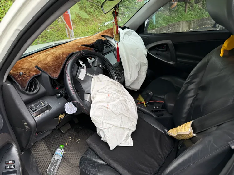 休旅車上安全氣囊爆開。翻攝畫面