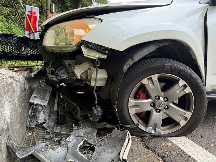 休旅車車頭半毀。翻攝畫面