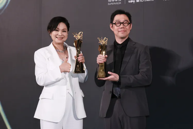 楊貴媚衝上台與林書宇合影。彭欣偉攝影