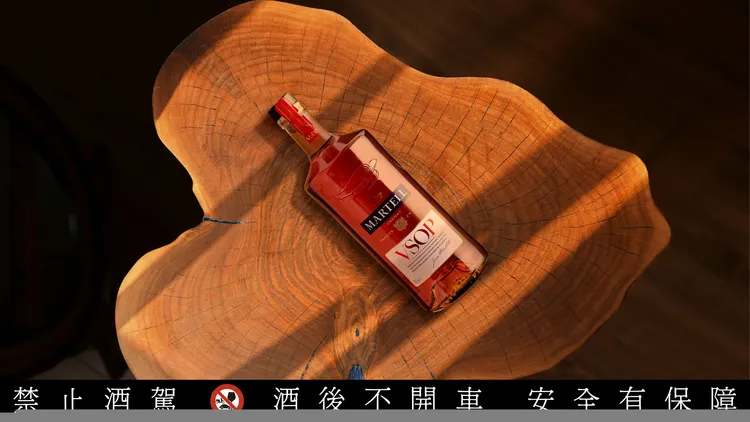 選用來自法國托賽森林的細紋橡木桶，經過180至200年的熟成，賦予酒液深邃的風味與細緻柔和的木質韻調。品牌提供