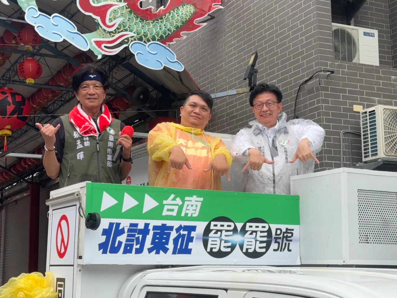 民進黨立委郭國文聲援罷團,率領「罷罷號」車掃呼籲投下同意罷免。罷團提供