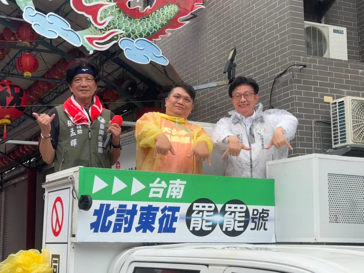 民進黨立委郭國文聲援罷團，率領「罷罷號」車掃呼籲投下同意罷免。罷團提供