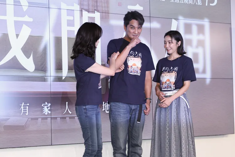 馬志翔（中）和戲裡正宮天心（左）、小三林雨葶拍照不知所措，場面爆笑。彭欣偉攝