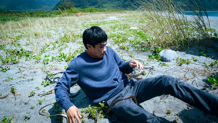 潘親御戲裡有與蛇對戲的奇幻場景。大愛提供