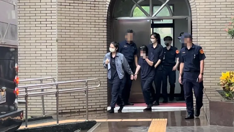 王蕰的女護法梁碧茵(左一)、幹子昀(佐四)昨被借提訊問。謝亞庭攝