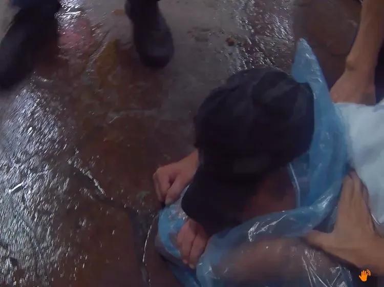 許男遭到保全制伏，交給警方處理，下場狼狽。翻攝照片