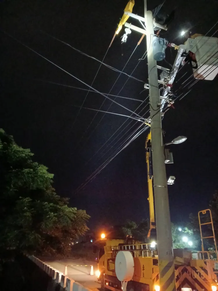 台電彰化區處人員搶修受損電力設備，希望晚間全部復電。台電提供