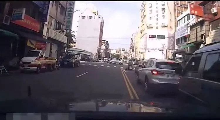 警車為斷指民眾開道。民眾提供