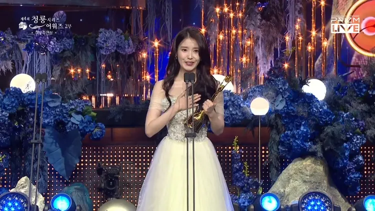 IU撫胸重現《苦盡柑來遇見你》愛純「非常好」動作。翻攝PRIZM