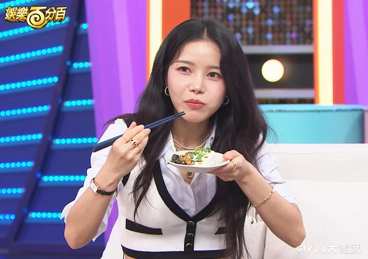 頌樂品嚐台灣美食。八大電視提供