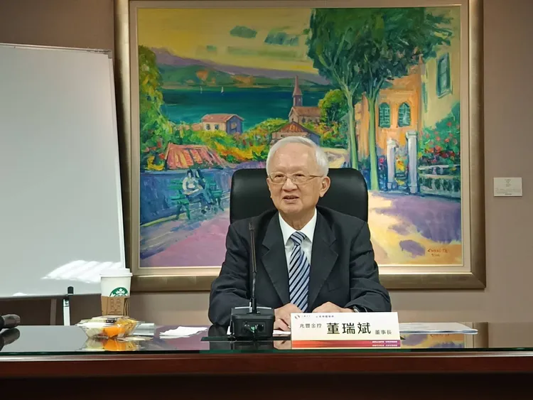 兆豐銀行除持續強化防詐機制，兆豐銀行日前董事會，由董事長董瑞斌親自頒發「打詐金盾獎」及「傑出防詐獎」給阻詐績優人員。許麗珍攝