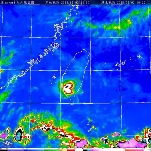 南台灣驚見愛心形狀的雲層分布。翻攝鄭明典臉書