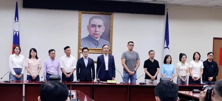 國民黨主席朱立倫、副主席連勝文、秘書長黃健庭，與多位藍委出席記者會。李俊毅攝