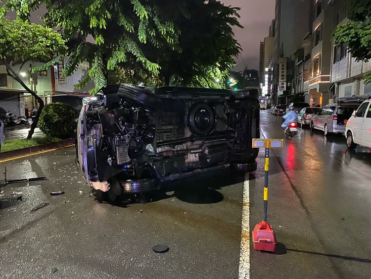 自小客車側翻攝。民眾提供