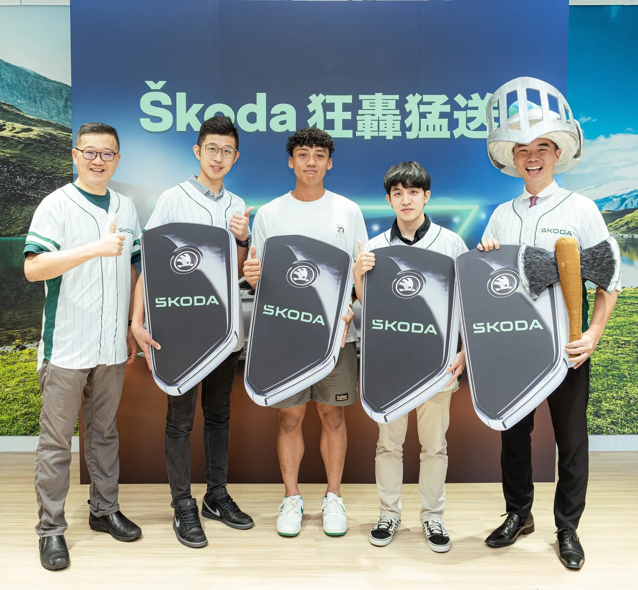 Škoda Taiwan 行销处长柳家瑜与三位中奖球迷及富邦悍将球员高捷 (左三)一同合影留念。业者提供
