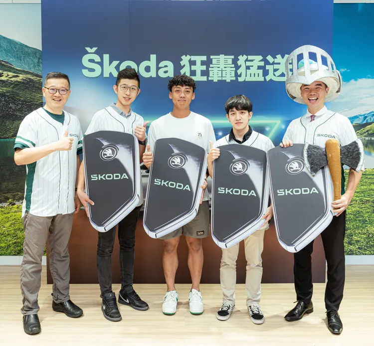 Škoda Taiwan 行銷處長柳家瑜與三位中獎球迷及富邦悍將球員高捷 (左三)一同合影留念。業者提供