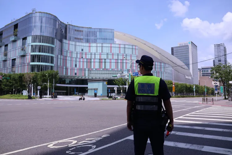 警方協助人車管制。莊宗達攝