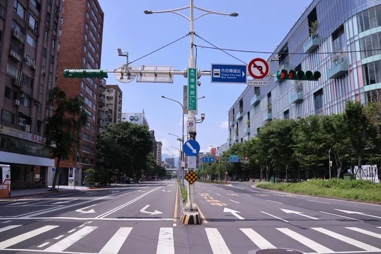 台北市街道淨空。莊宗達攝