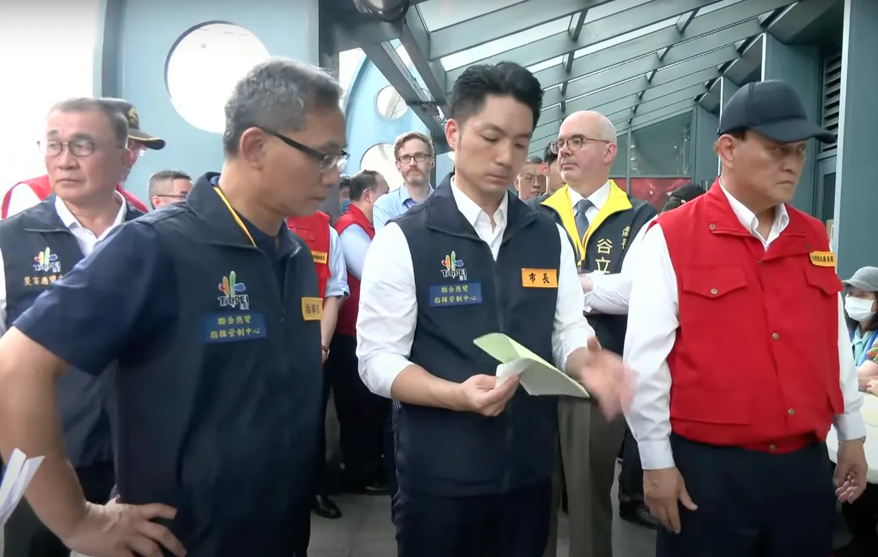 蒋万安视察小巨蛋的战时民生必需品配售演练。北市府提供