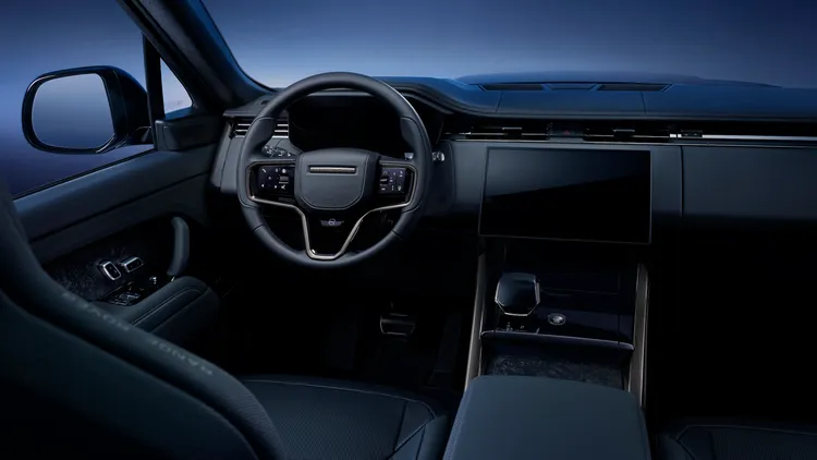 Nocturne 採用 SV Bespoke 訂製的雙色配製方案，包括檀木黑和月光灰兩款溫莎皮革，搭配淺雲色撞色縫線，並點綴鍛造碳纖維門板細節和黑色陶瓷控制按鈕等 SV 標誌性設計元素。原廠照片