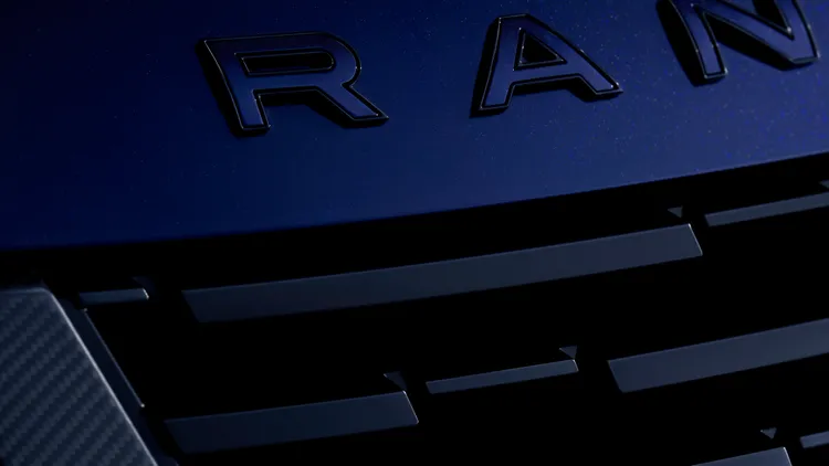 可指定選用 Bespoke 亮光漆面，標配全新「晶面」塗裝，另提供包括外露式碳纖維引擎蓋、對比色車頂及後視鏡蓋等多項選擇。原廠照片