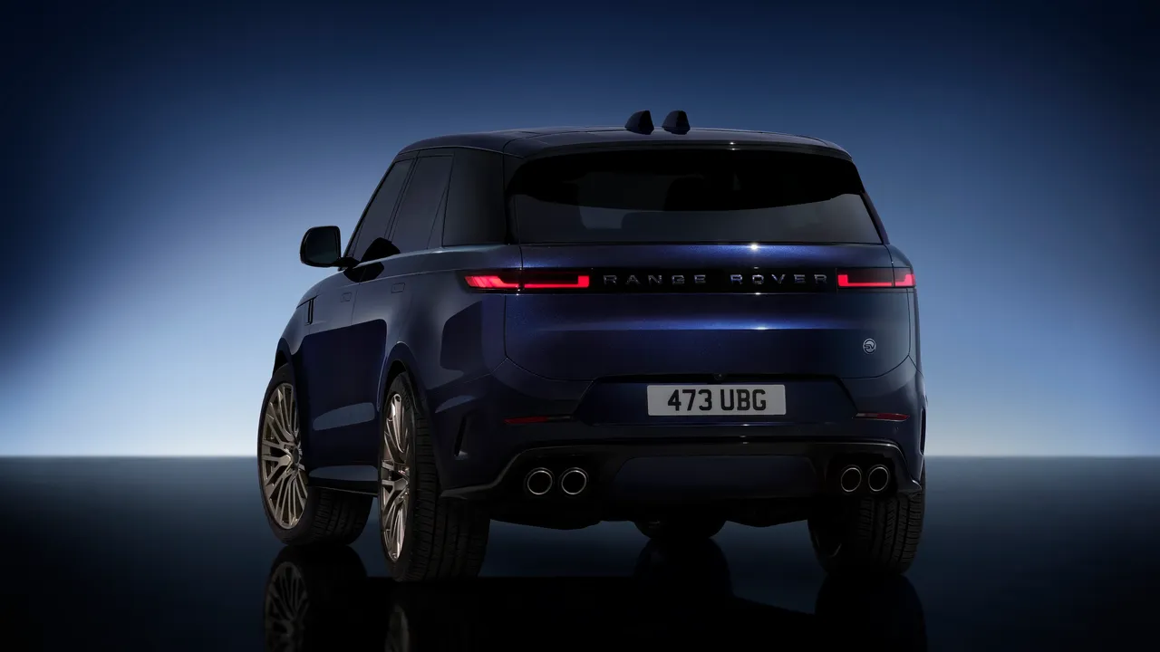 首款 Range Rover Sport SV Bespoke 訂製車型「Nocturne」採用深靛藍色外觀,靈感源自地中海夜空,將在 Range Rover House Mykonos 首次亮相。原廠照片