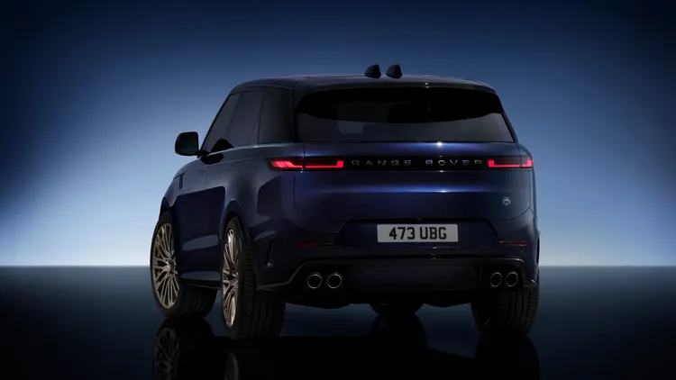 首款 Range Rover Sport SV Bespoke 訂製車型「Nocturne」採用深靛藍色外觀，靈感源自地中海夜空，將在 Range Rover House Mykonos 首次亮相。原廠照片