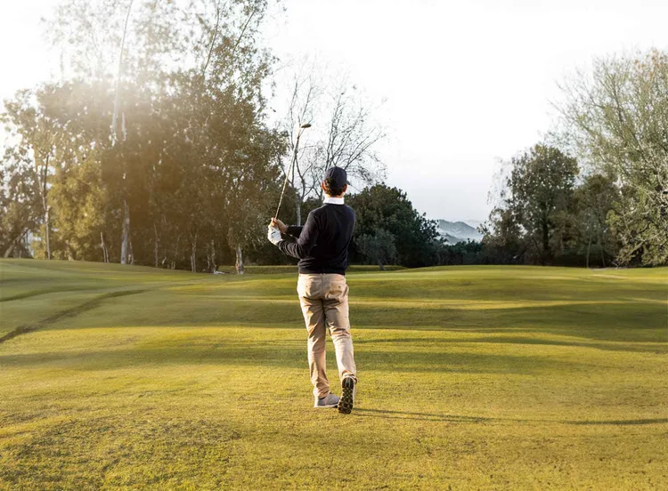 高爾夫球親子體驗課程，由專業教練一對一指導。蘊泉庄提供
