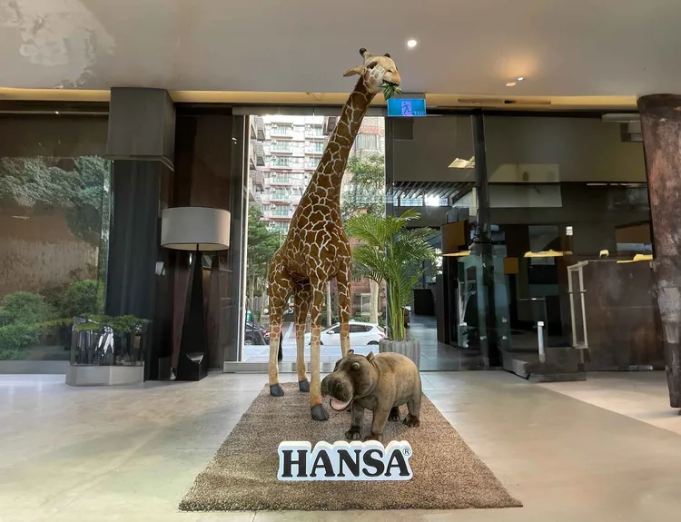 期間與HANSA品牌合作的野生動物大集合系列，從大廳一進門就可看見巨型長頸鹿裝置。蘊泉庄提供