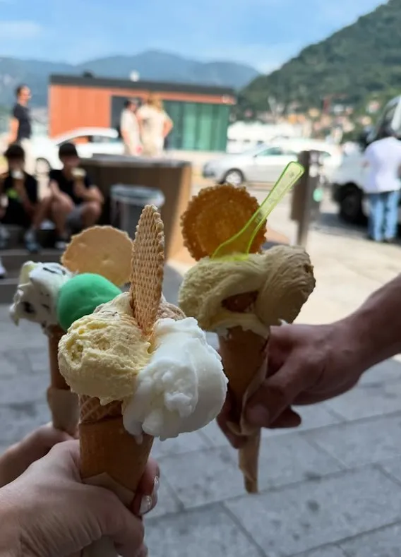 一家三口一起吃義式冰淇淋。翻攝宋米秦IG