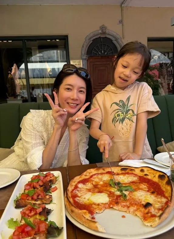 宋米秦与女儿享用道地披萨。翻摄宋米秦IG