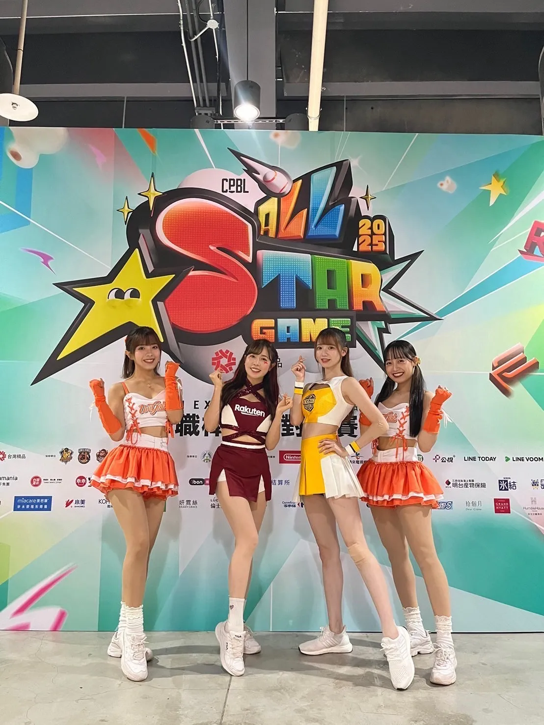 KAHO(左二)和其他队的日本啦啦队合影。乐天桃猿提供