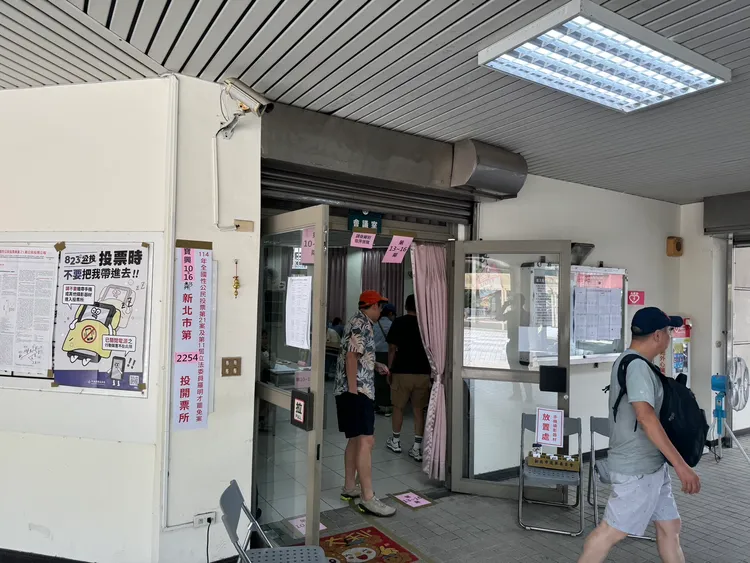 新店寶中路2254號投開票所上午發生撕毀選票案件。翻攝畫面