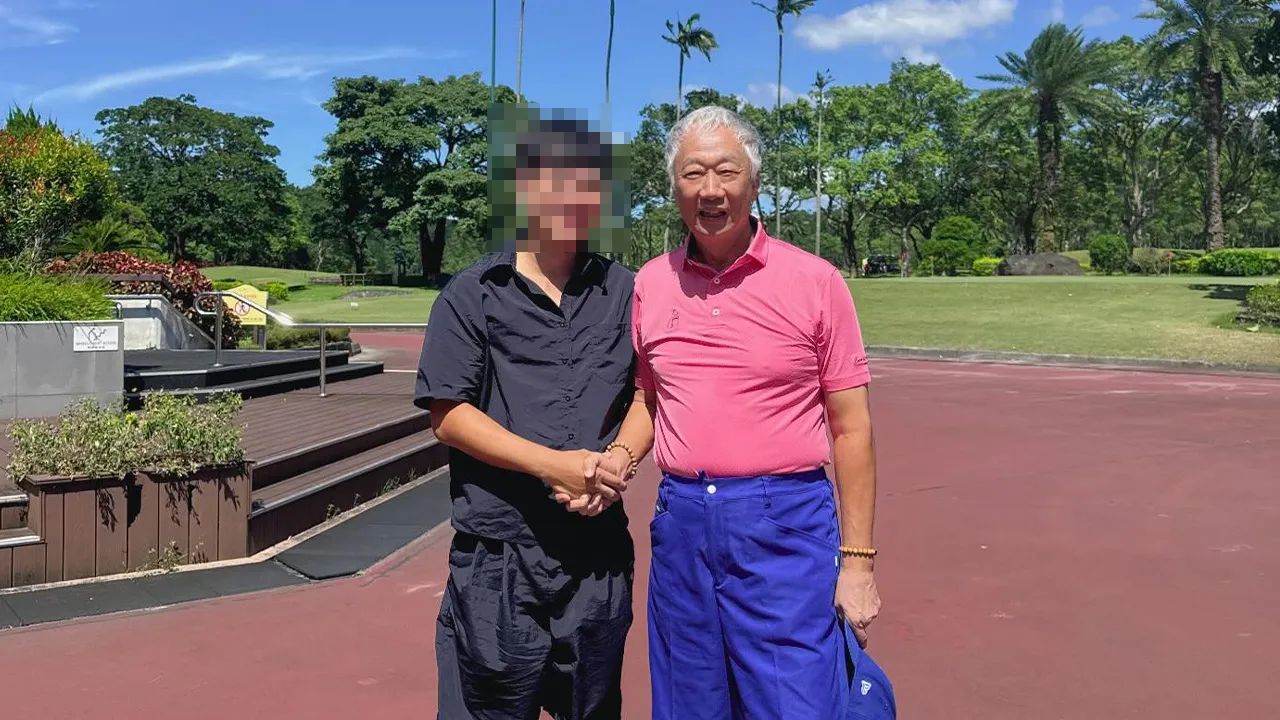 球友在高爾夫球場巧遇郭台銘(右)。翻攝自threads_@traveler1126