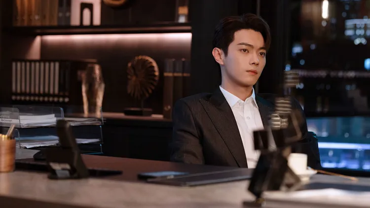 許凱飾演冷血無情的酒店經理人。中天娛樂台提供