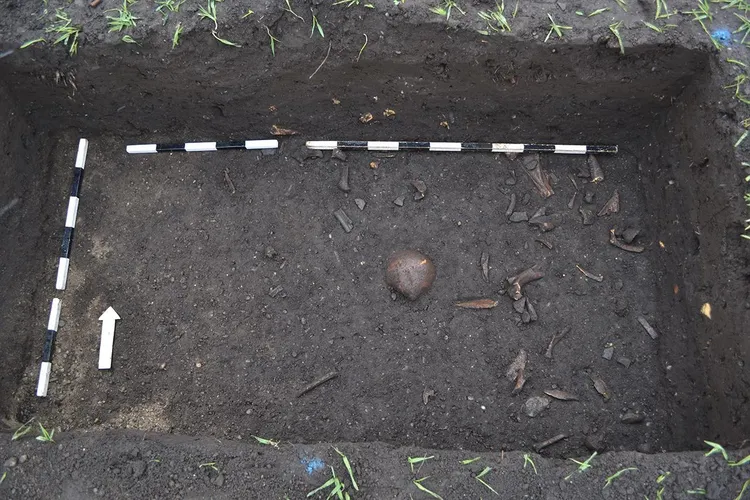 一個大箱內發現人骨與陪葬物。遠古雜誌