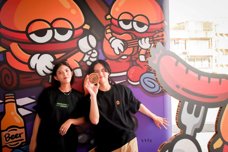 凱撒趣淘漫旅台北1樓大廳外打造充滿潮流露營風拍照場景，旅客只需完成指定社群任務並拍照打卡，即可獲得插畫家主角阿堡杯墊。凱撒趣淘漫旅台北提供