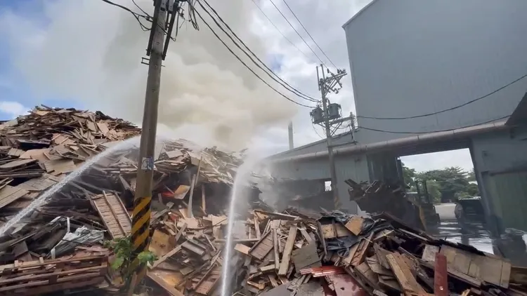 消防人員出水灌救。桃園市消防局提供